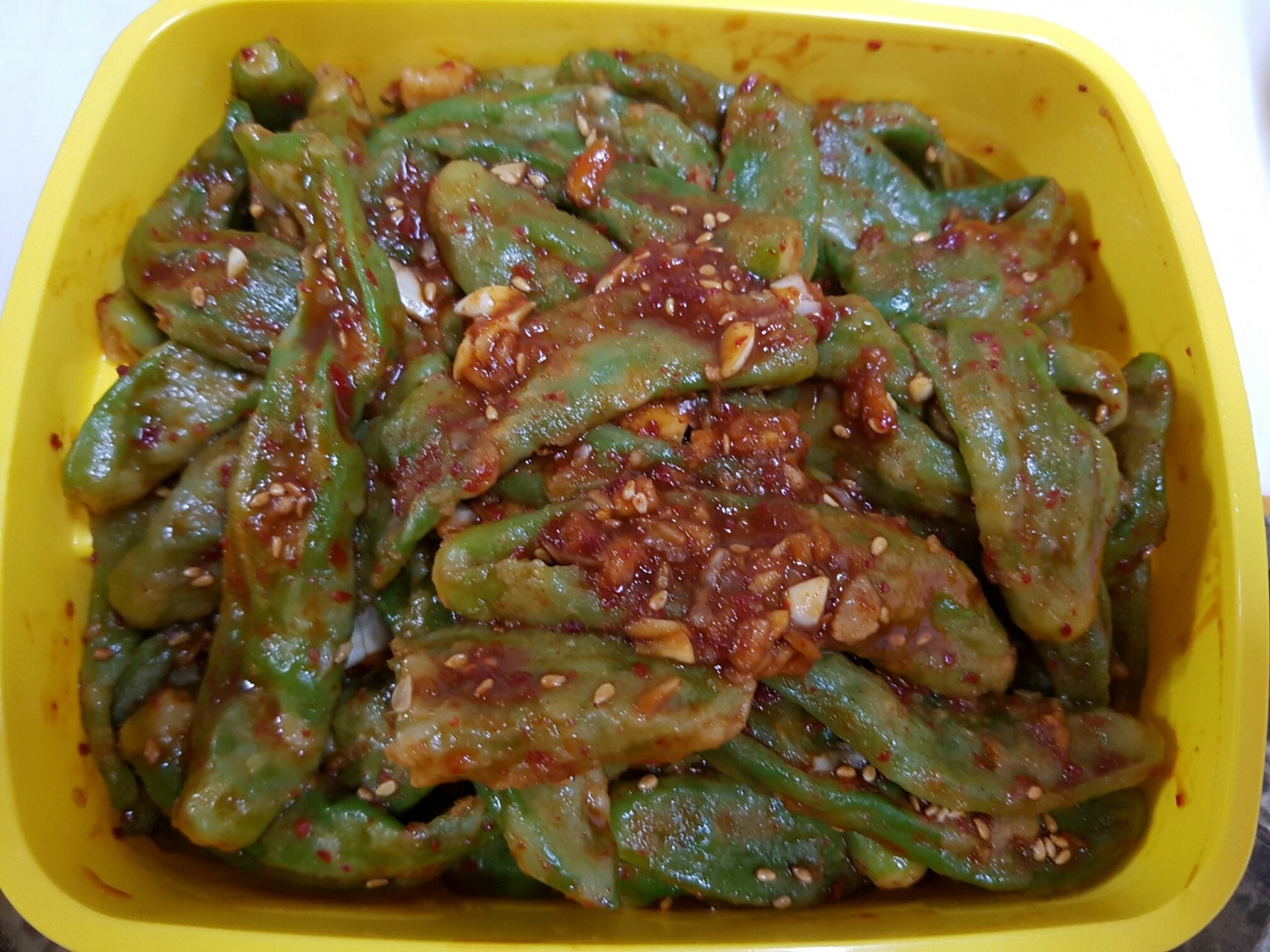 시골가려고 반찬좀 만들었어요~~ 집에있는 재료로 잡채좀하고 들기름에 김도좀굽고 봄동겉절이좀하고 미역줄기볶고 삭힌고추 무치고... 