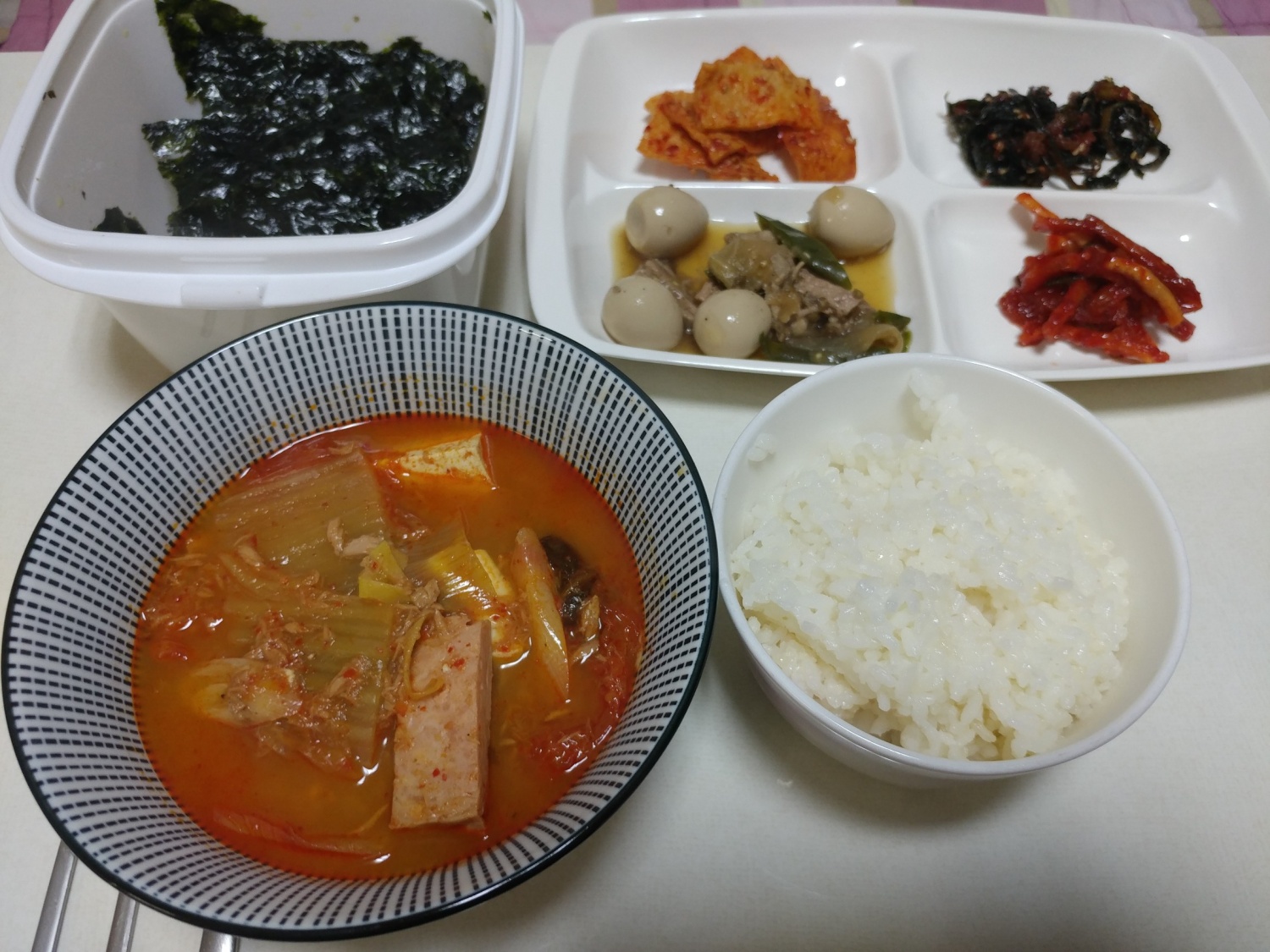 오늘저녁 밥상입니당~^^ 반찬 몇개꺼내서 먹다가 김치찌개에 밥말아먹어요😊 김치찌개에 밥말아먹으니 꿀맛이네융ㅎㅎ 마지막은 우리... 