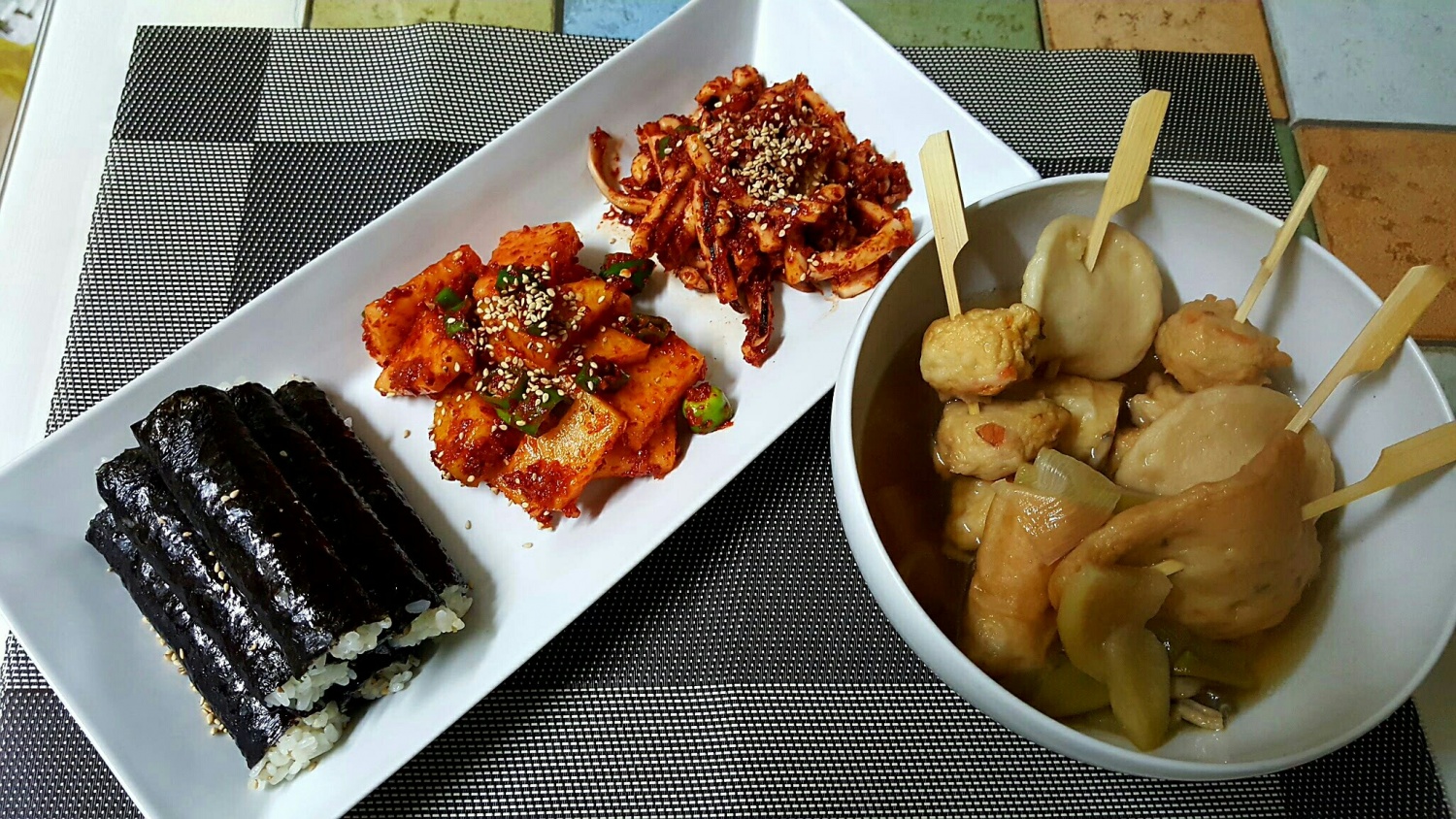 오늘은 간단하게 충무김밥과 어묵탕이요~~뚝배기는 일요일인데도 일이있어 출근하는 서연아빠 아침 메뉴요~~콩나물해장국~~청량고추 팍팍넣고... 