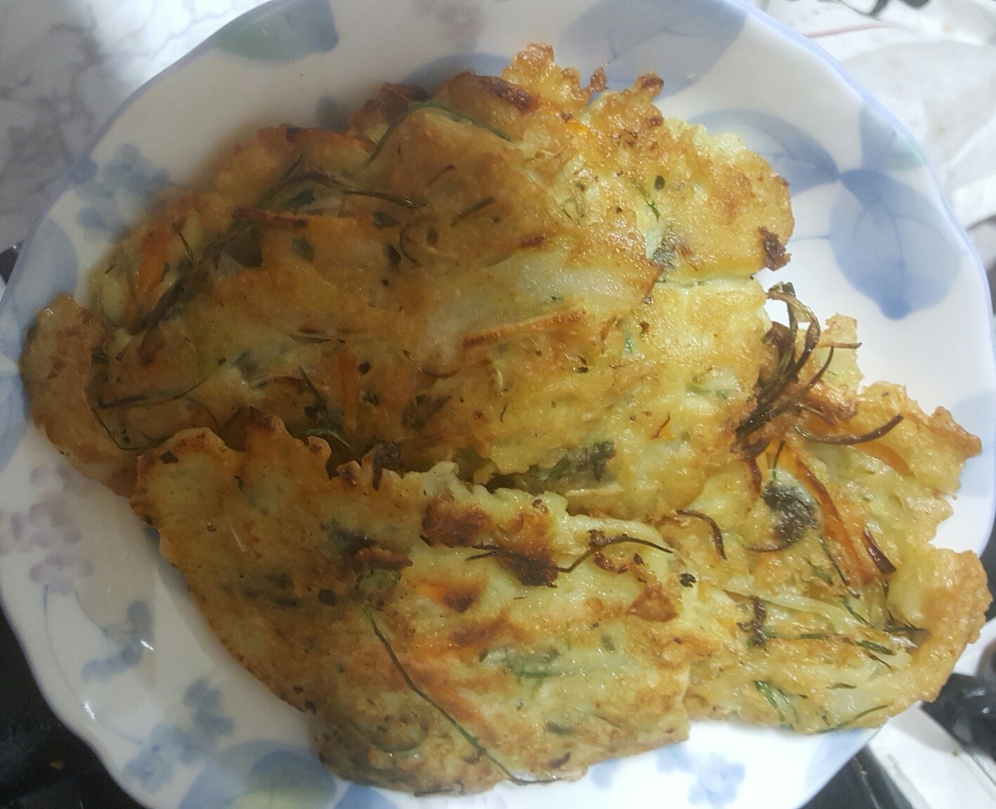 쑥전이랑 냉이달래양파당근 넣고 하는 전이랑 두개를 했더니 아이들이 서로 자기가 더 먹겠다 난리네요 
