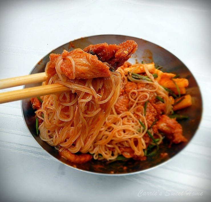 냉면 삶아 홍어회 무침 올려주니 초간단....맛난 비빔냉면이 완성! 집에서 홍어회 무침을 하면 채소보다 홍어가 많아서 더더더 맛난것 같아요. 