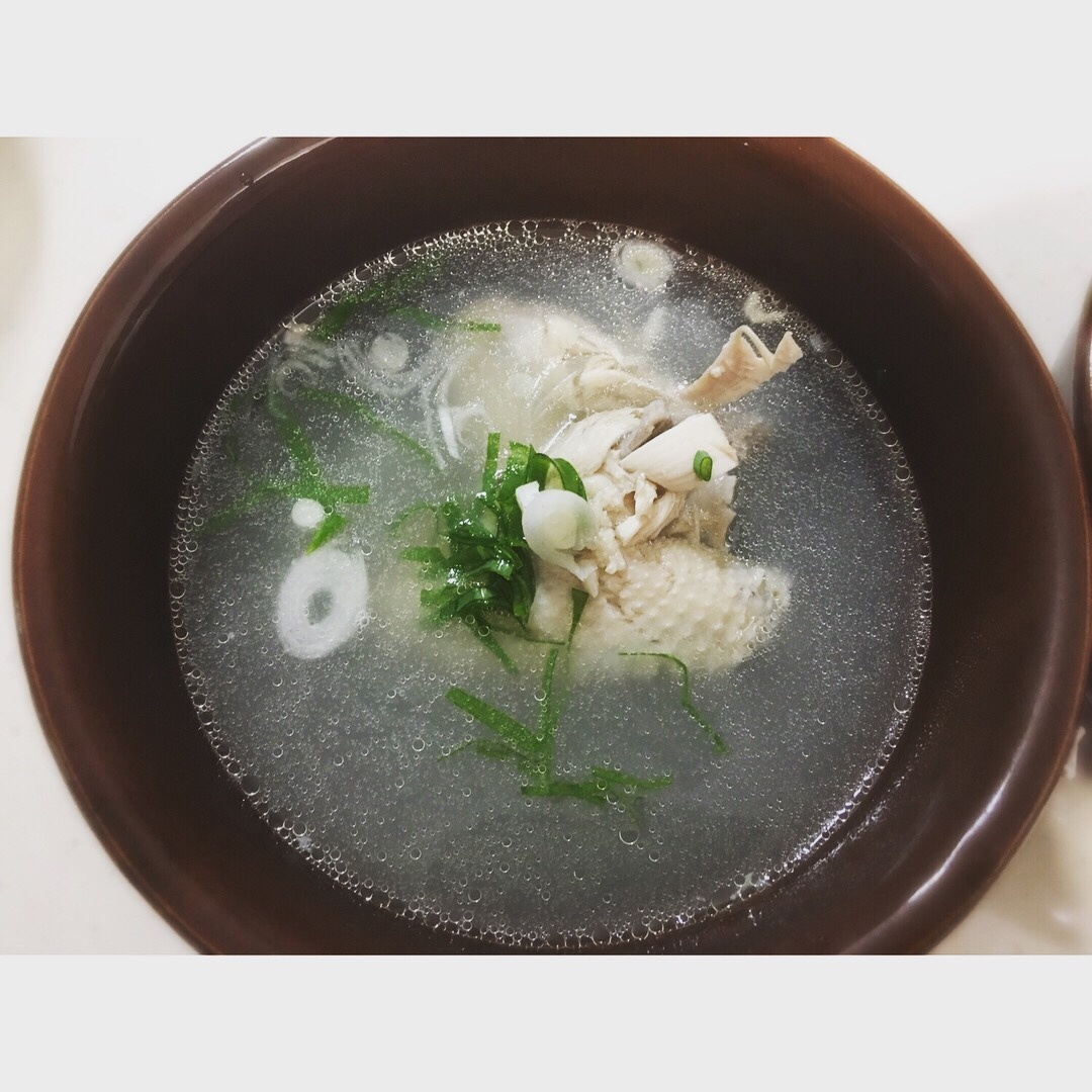 닭한마리 사서 닭곰탕이랑 닭개장 해먹었네요 모두들 맛점하세요~^^ 