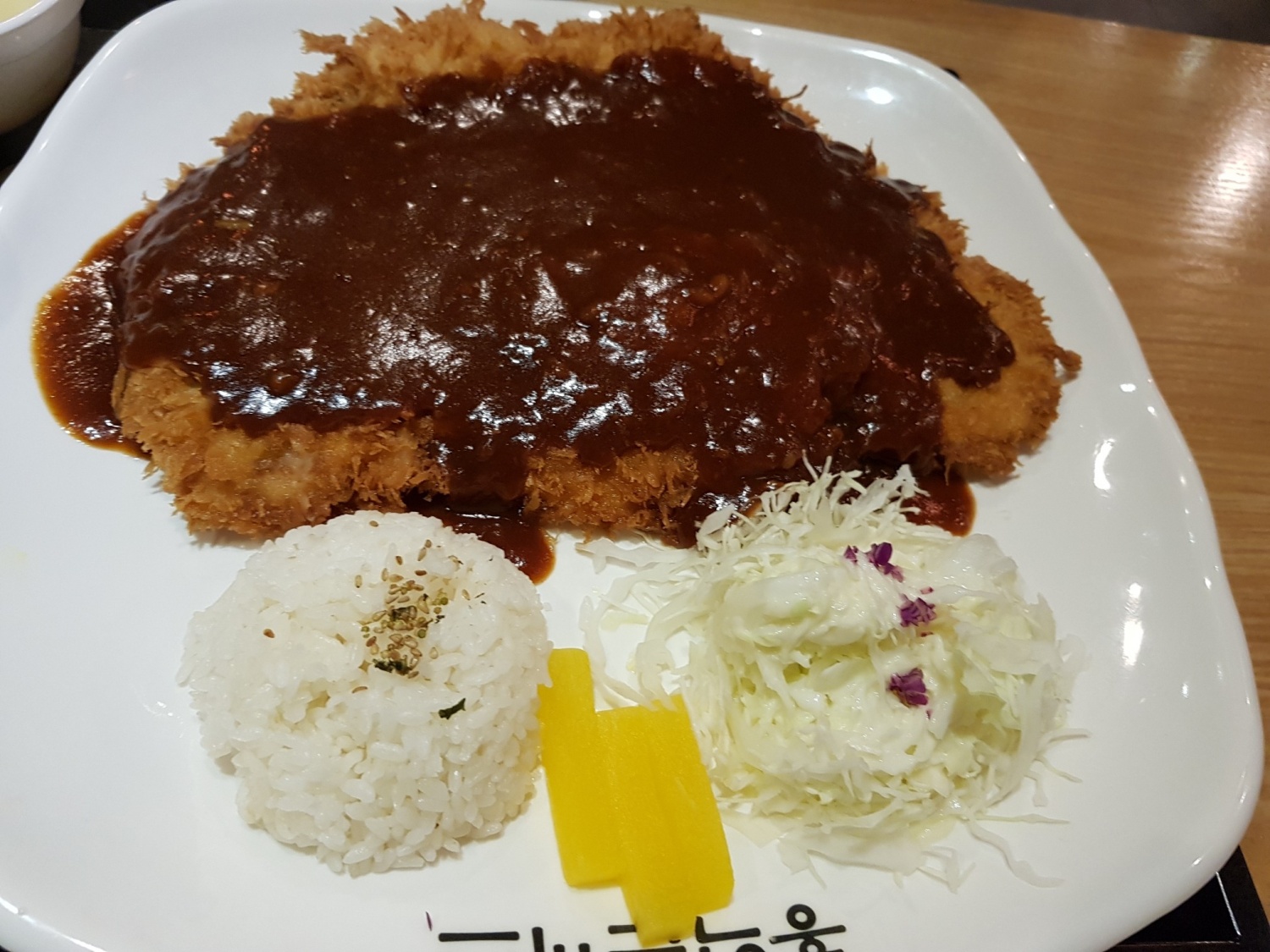 집앞에 홍익돈까스가생겨서 ~~~ 새로생긴음식점은 한번씩은가는데 딱히맛있는집은없네요ㅠㅠ 울떠방은짜다고하넹ᆢ 