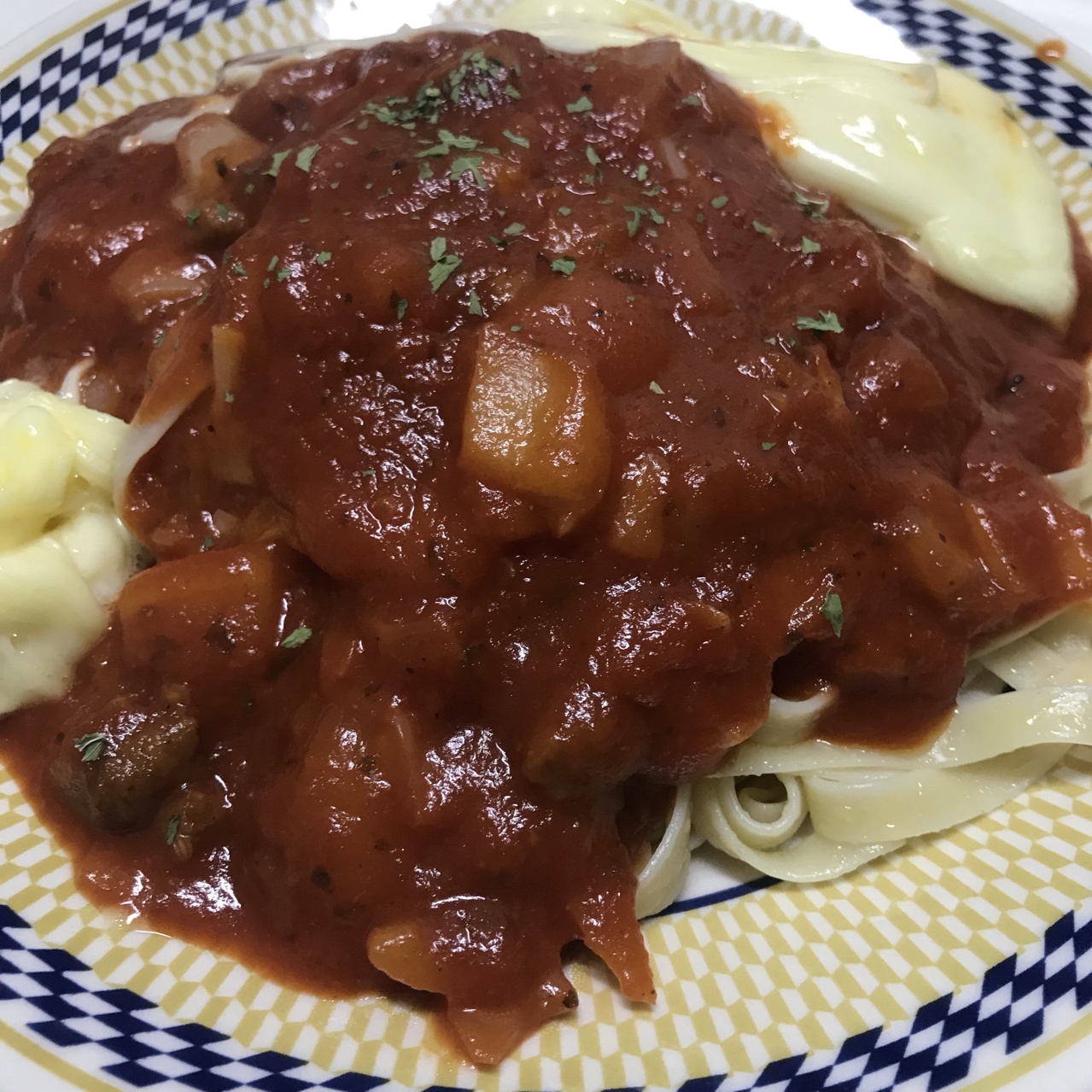 이탈리안 전통식 소스로 만든 파스타인데 우리나라 입맛하곤 좀 거리가 멀어요 ㅋㅋㅋㅋ 링귀니면이 잘 어울려요 한번쯤은 먹겠지만 전 한국식  소스가 입맛에....!