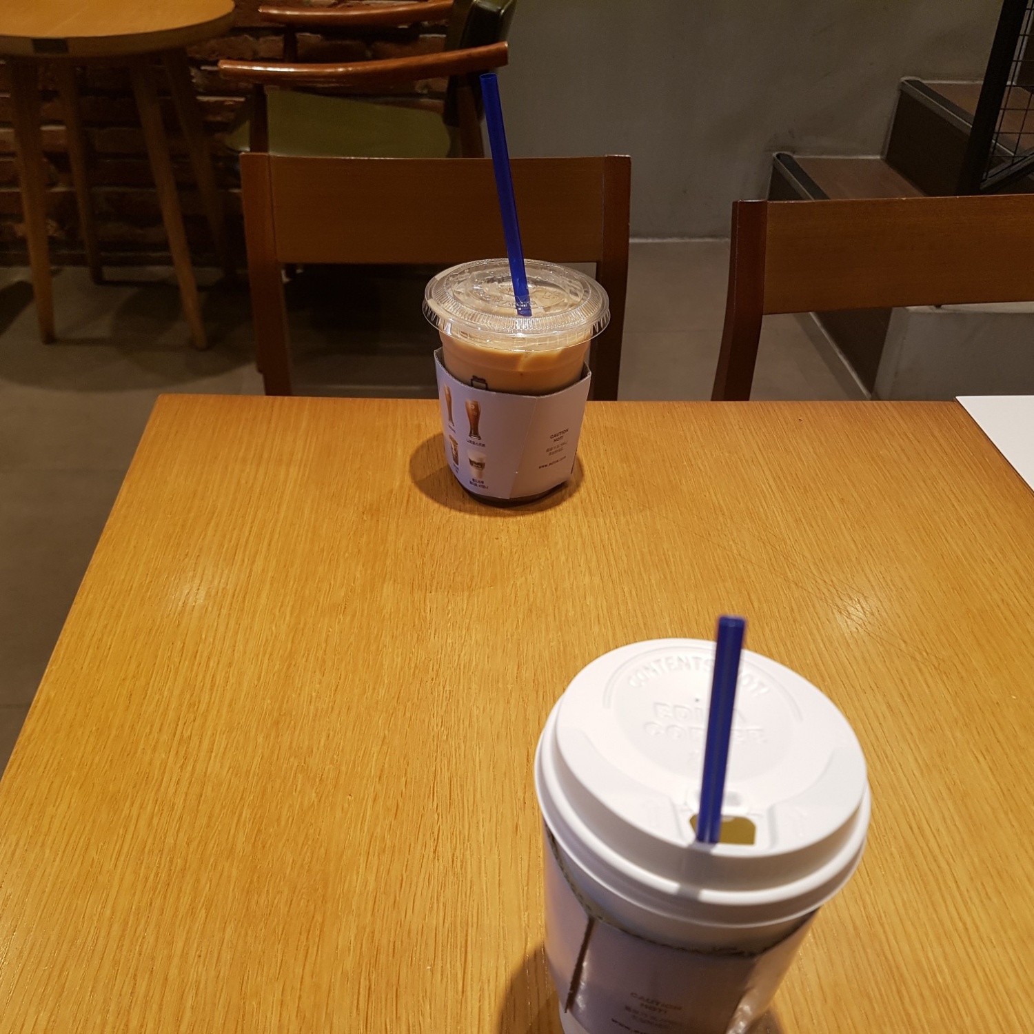 수요일날 너무 아파서 숨도 못쉴정도라 신랑이랑 응급실 갔다가... 카페에서 커피마시며 시간좀 떼우다갔네요ㅠㅜㅎㅎㅎ 아......일회용품 다... 