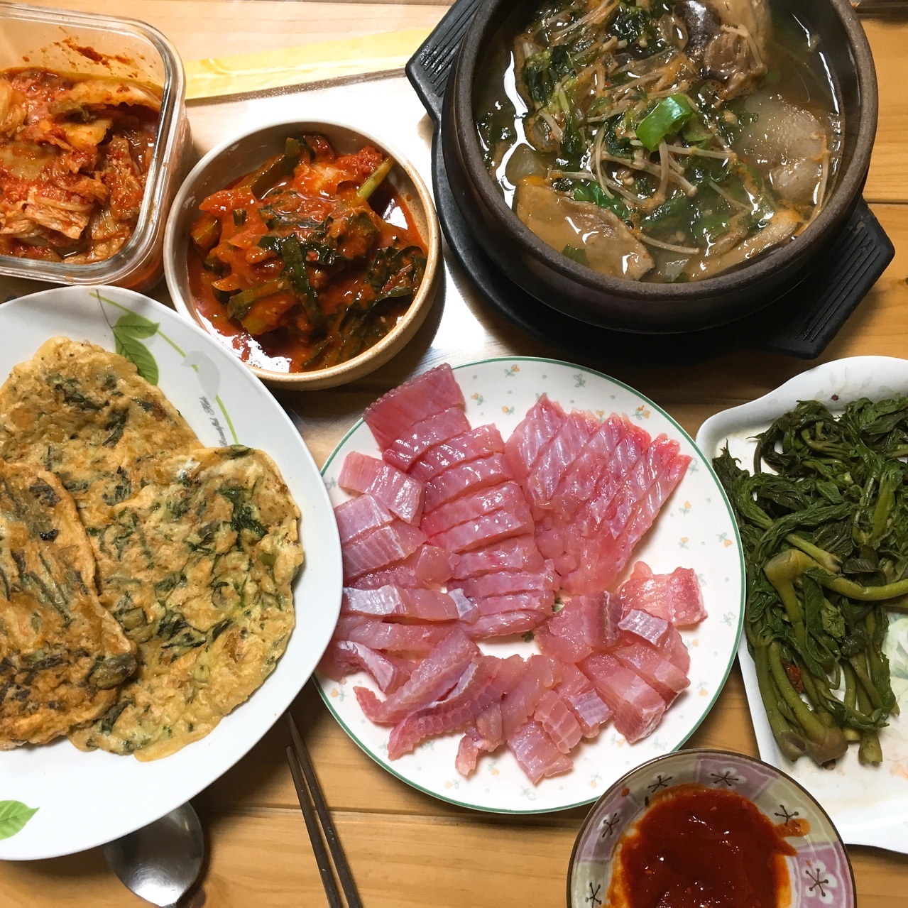 오늘은 남편이 홍어에 막걸리 먹자고 일찍 오셔서 홍어탕 두릅전 홍어회 한상입니다. 막걸리는 전주막걸리 한병에 천원 ㅋㅋ 