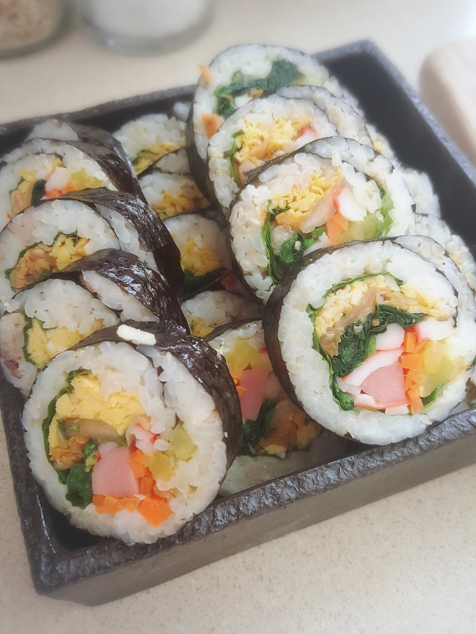 사랑가득밥상 (오랫만에분식)묵은지 씻어 김밥 말아요. 까꽁..만개님들..... 대문도 칠해야 하고 기름칠에 외벽은 4년동안 손을 대지 않아 더럽고... 
