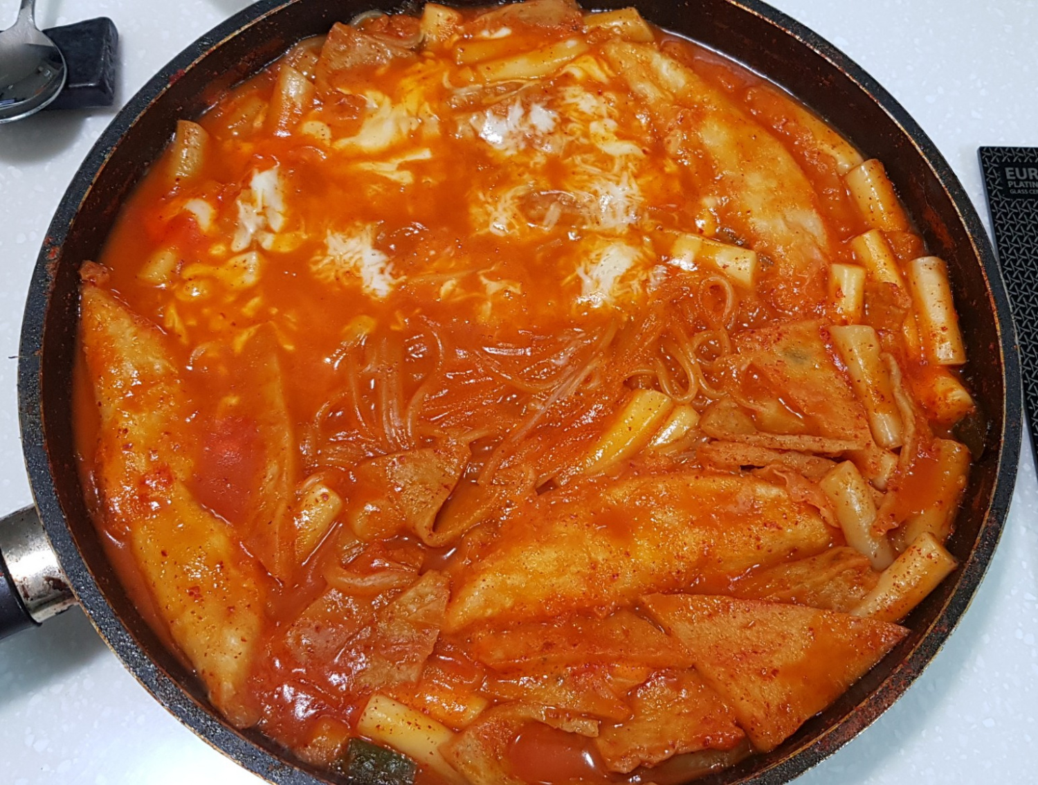 오늘은 떡볶이가 땡겨 ..밥볶아준다고 신랑꼬셔서 ..ㅈㅋㅋ 저녁은 떡볶이로 해결요😅😅😅 쌀쌀해져서 그런가 매콤하고 따뜻한음식이 많이... 