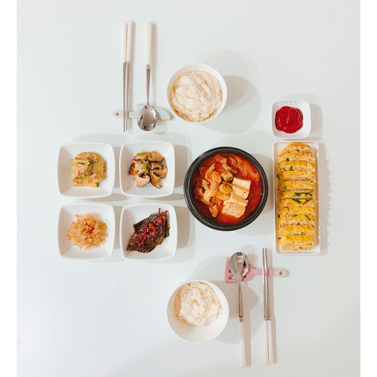 냉장고열어보니 또 반찬순삭이길래 대충 몇개 만들고 돼지고기 듬뿍넣은 뜨끈한 김치찌개와 참치계란말이🍳 맛저하세용 