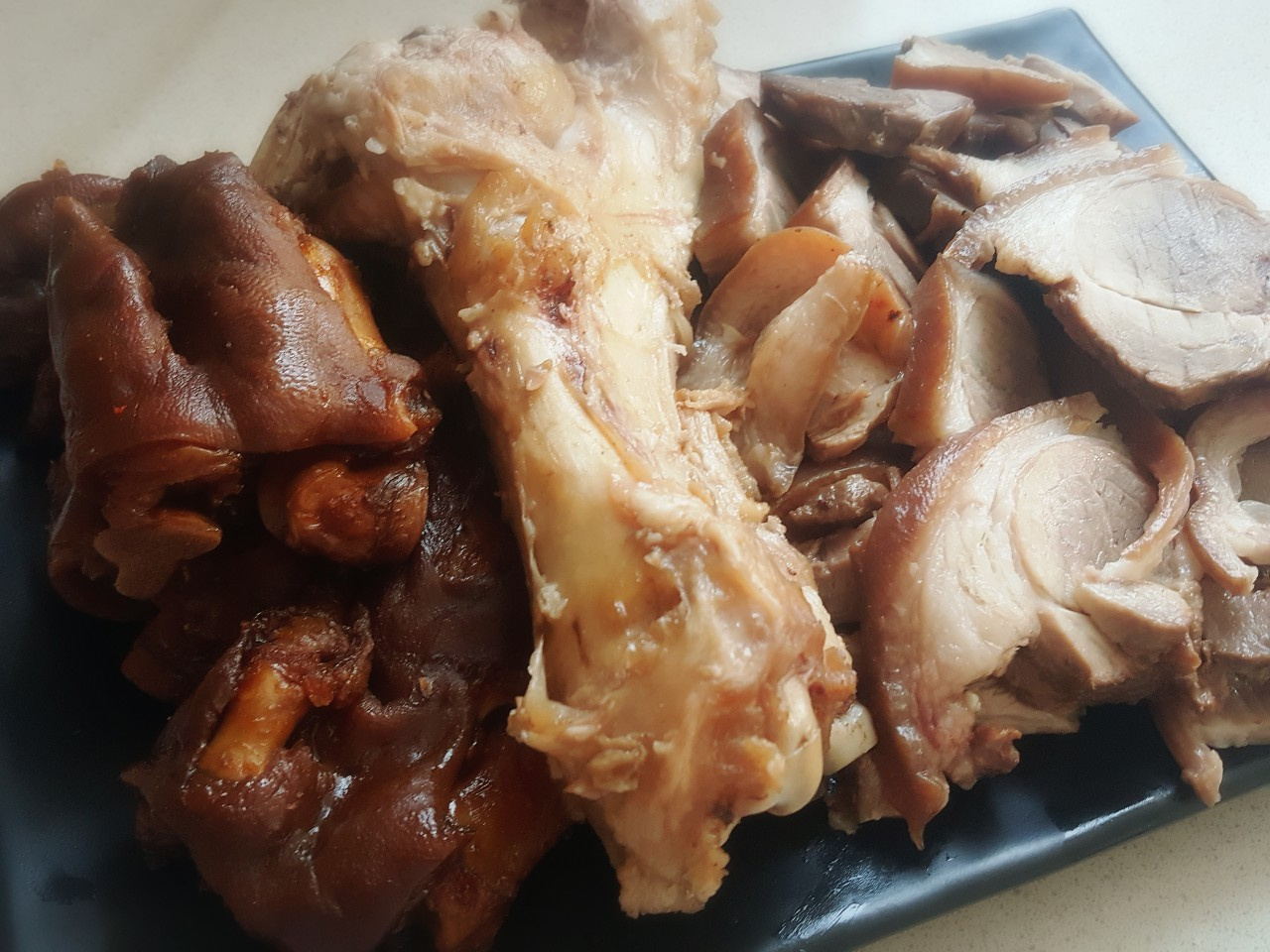 미니한방족발삶기 이제는 솥을 이용해서 미니족발을 삶을껀데여.. 전... 족에 있는 털과 깨끗히 닦는건 부탁했어요..고깃집에 말이죠.사실 저도... 
