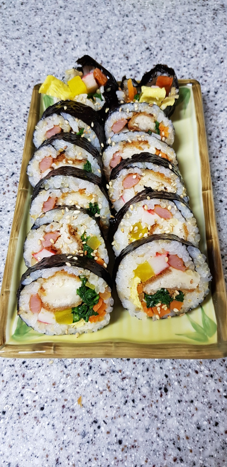 오늘은 김밥이~~치돈 김밥 치즈돈까스 오랜만에 사서 생각난 김에 넣고 말았는데 괜찮더라구용~~♡♡♡ 
