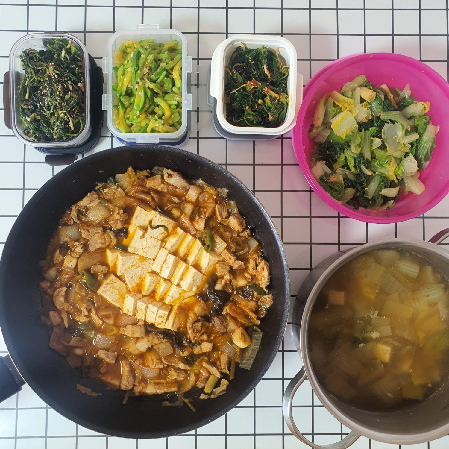 냉이, 애호박, 미나리, 단배추로 나물하고 된장국이랑 돼지고기김치찌개 짜글이스타일?로 만들었어요. 냉이는 그렇게 다듬었는데 한주먹도... 