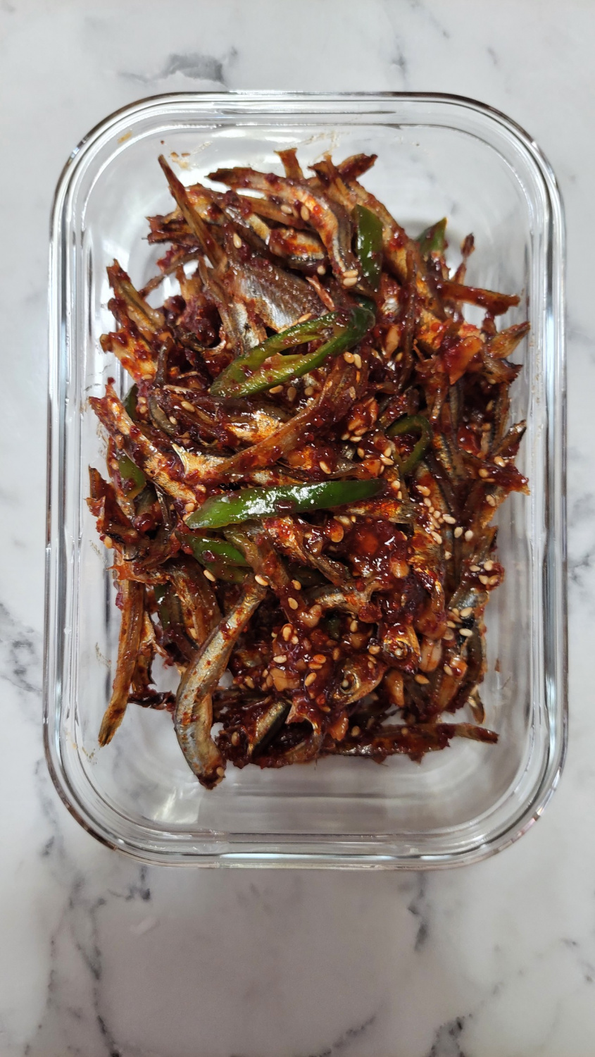 여름반찬2탄 멸치양념무침 여름철에 밑반찬으로 간단하게 먹을수 있는 반찬이에요~ 친정어머니한테 배운거 응용했어요~ㅎ 멸치에다 식초를 살짝... 