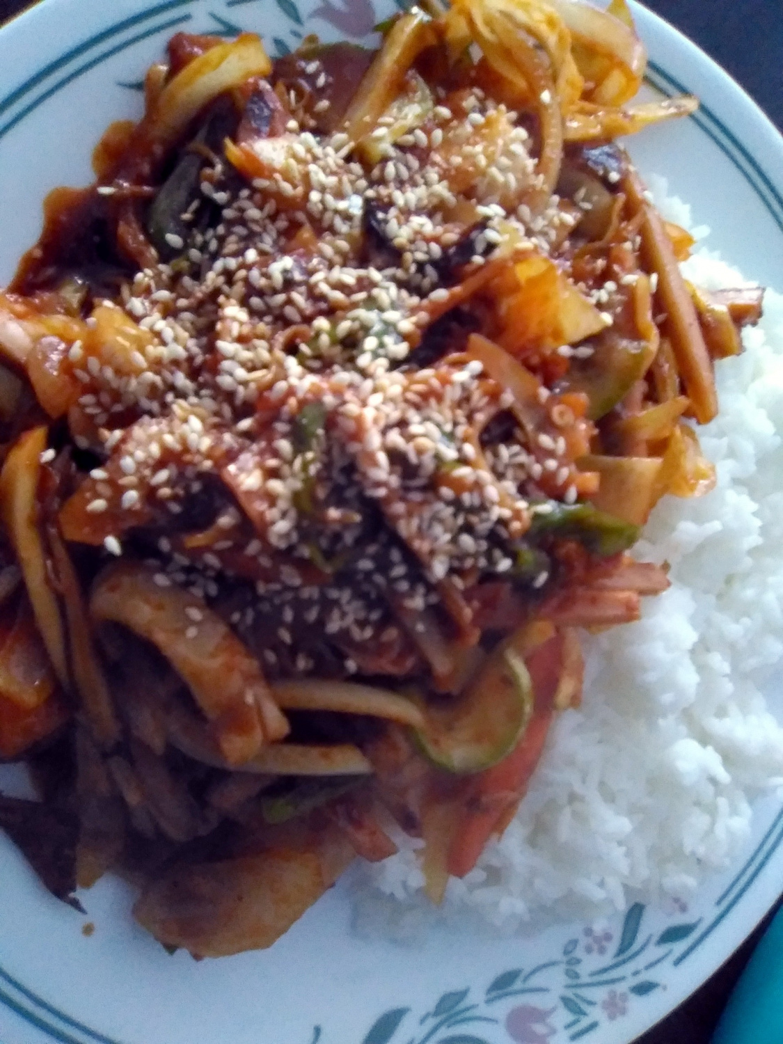 20년전 추억 돋는 메뉴, 오징어덮밥과 쫄면~ 양념이 너무 맛있게 잘 됐어요^^ 또띠아 한팩 사서 남미 식으로도 말아 먹고 바나나와 잼 넣고... 