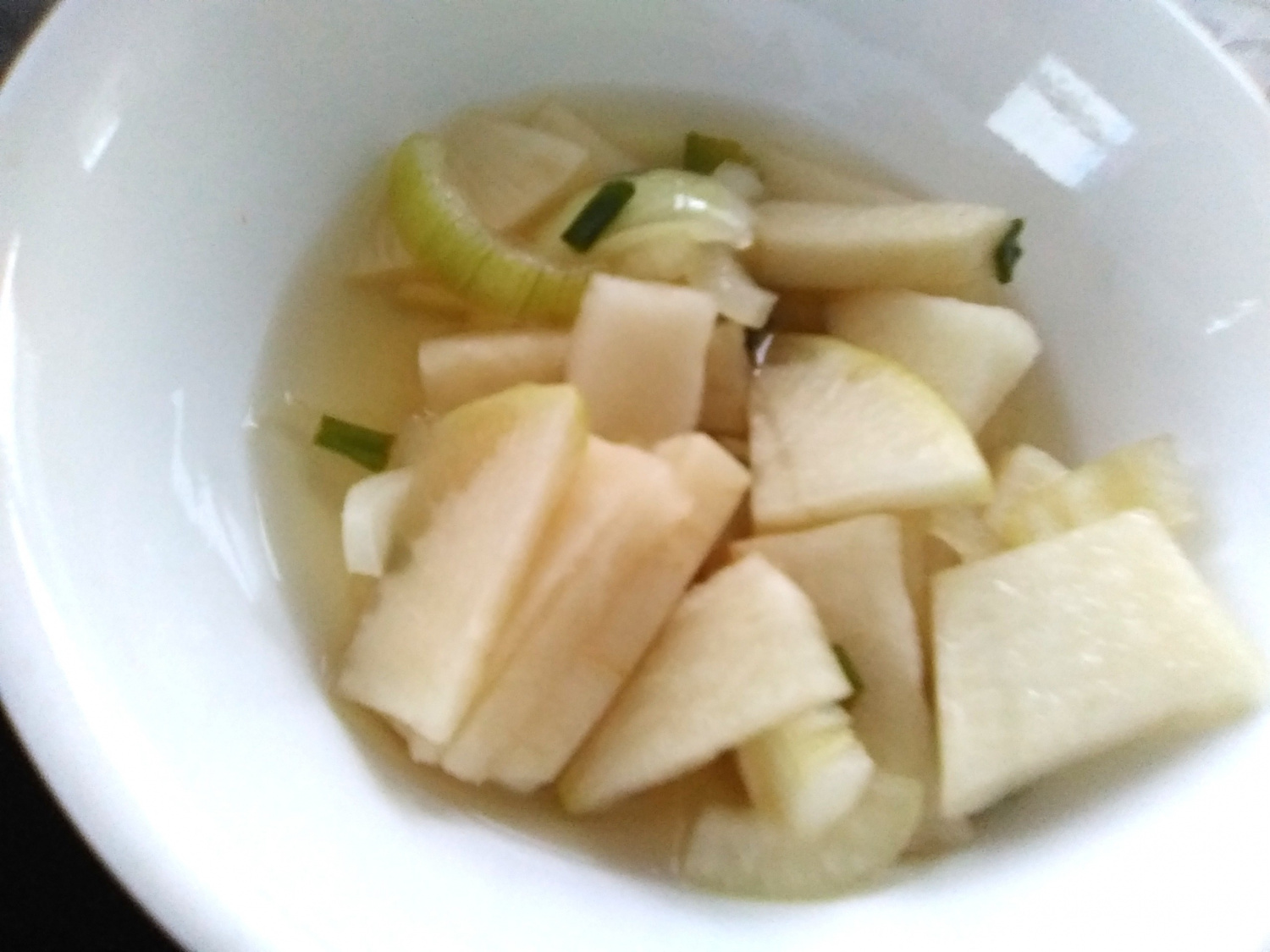 남편 휴일에~ 갈비양념 스테이크찜, 깻잎+마늘쫑 장아찌, 동치미, 냉면이예요.^^ 고기찜에 같이 먹느라 청국장 찌개도 끓여 뜨겁게 퍼 먹었는데... 